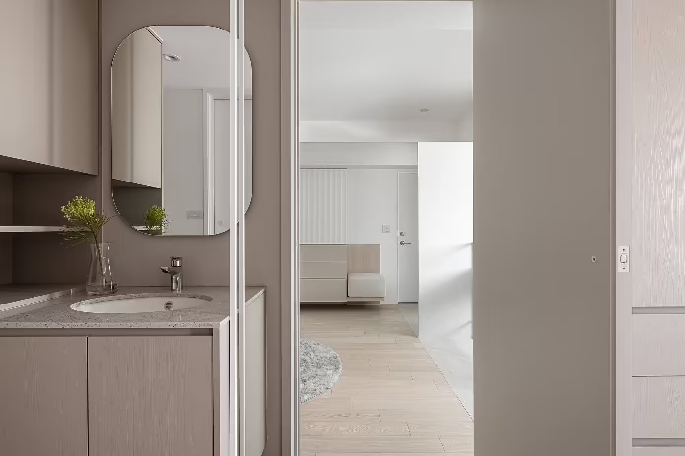 Góc chụp từ phòng tắm cho thấy các NTK rất chú trọng đầu tư hệ thống lưu trữ kết hợp nội thất để chủ nhân có thể sắp xếp đồ đạc hiệu quả mà hoàn toàn không gây rối mắt hay chiếm nhiều không gian trong căn hộ tối giản.