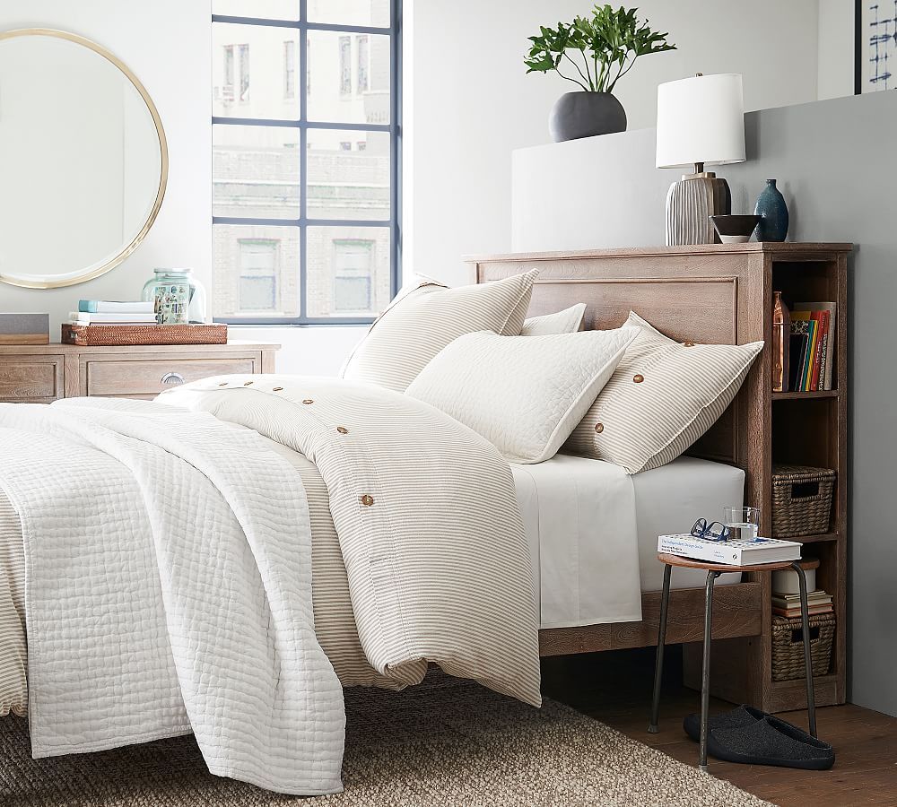 Chiếc giường với thiết kế các hộc lưu trữ ở 2 mặt bên của đầu giường giúp loại bỏ sự lộn xộn mà vẫn đảm bảo thẩm mỹ.