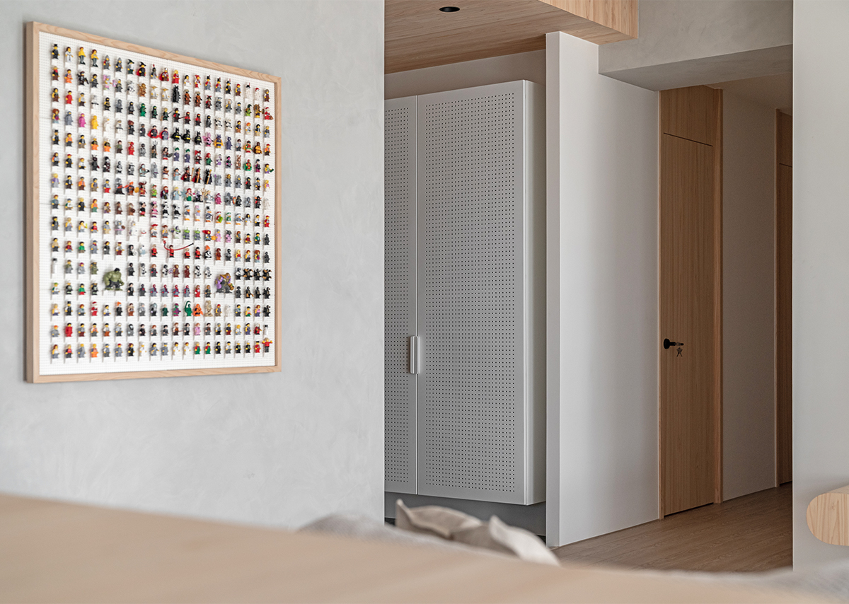 Lối vào thiết kế đơn giản như chính phong cách tổng thể của toàn căn hộ, với chiếc tủ màu trắng gần như cao kịch trần để tối ưu hóa không gian lưu trữ. 