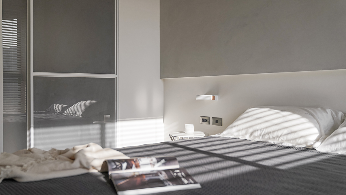 Phòng ngủ của bố mẹ với gam màu trắng - xám chủ đạo, thiết kế tối giản đúng chuẩn phong cách Nhật Bản. 
