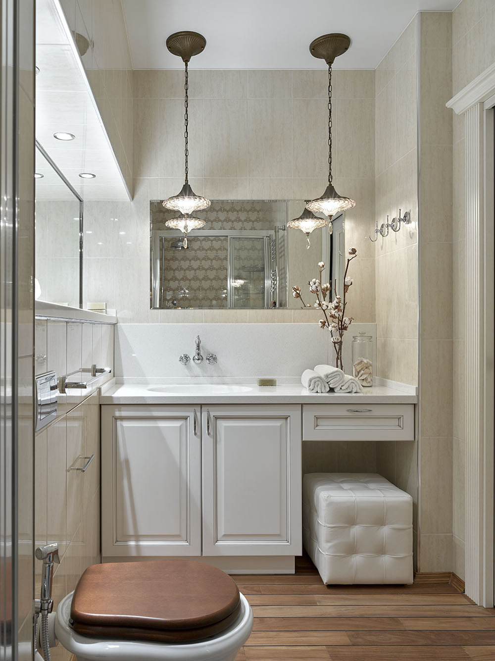 Khu vực phòng tắm cũng được đầu tư như một spa sang trọng dành cho quý bà với đèn thả trần, tủ vanity tiện nghi, bồn toilet thiết kế với nắp gỗ màu trầm ấm.