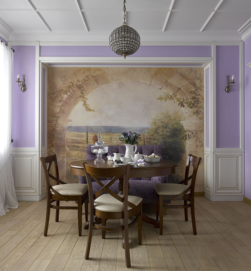 Tường phòng ăn sơn màu tím tương phản với trần nhà. Bộ bàn ghế bằng gỗ đơn giản mà sang trọng, đặc biệt phải kể đến bức tranh đẹp như một khung cảnh thần tiên.