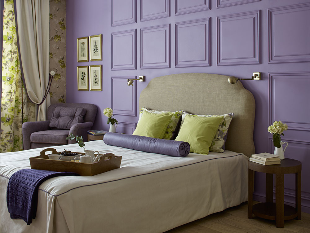 Phòng ngủ tuyệt đẹp của nữ chủ nhân với bức tường màu tím trang trí phào chỉ nổi bật. Tấm rèm che hoa văn nhẹ nhàng, đồng bộ với những chiếc gối nằm êm ái.