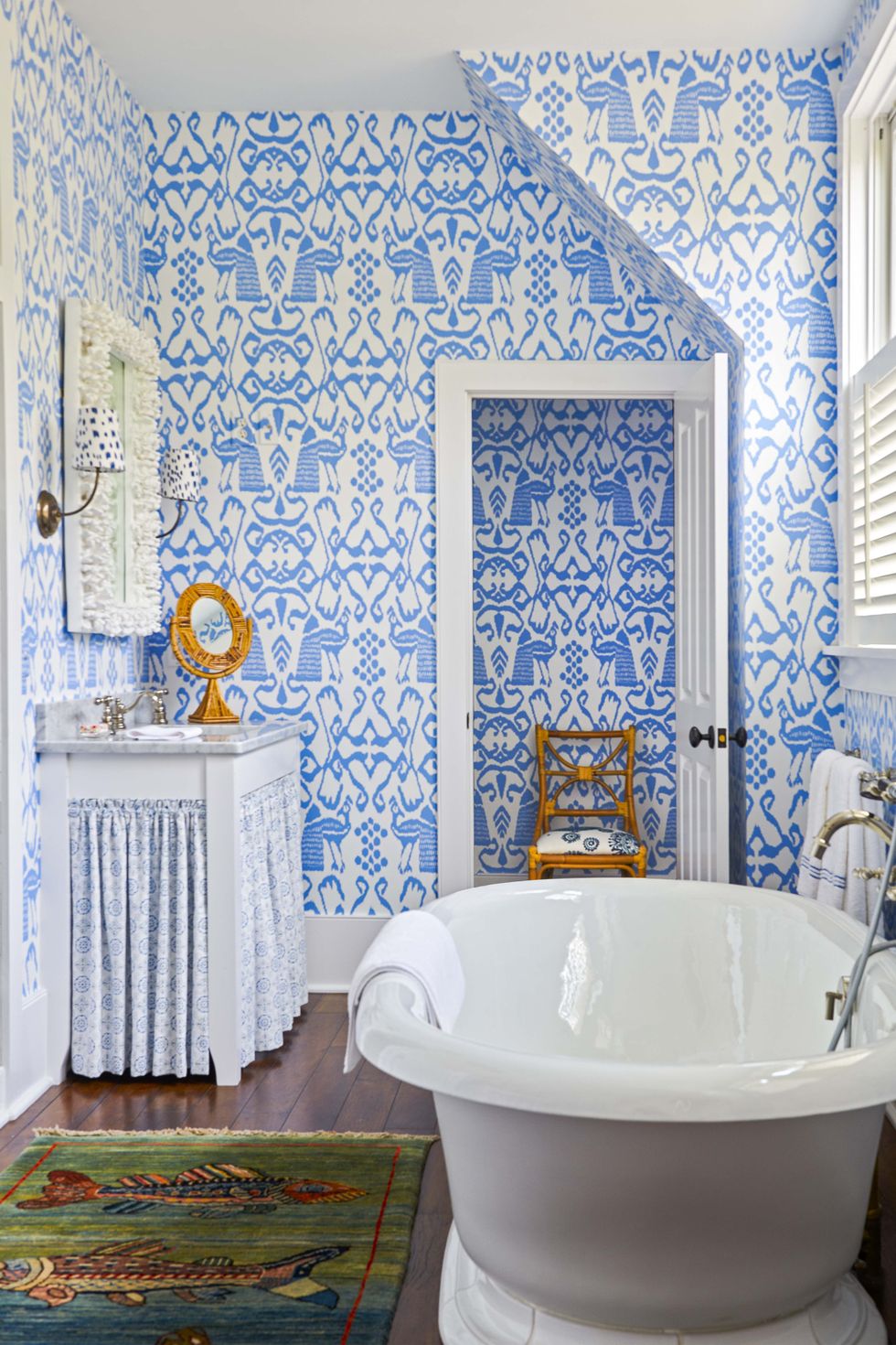 Sự hòa quyện giữa sắc trắng thanh lịch và xanh lam tươi mát tạo nên một rung cảm tuyệt vời khi bước vào phòng tắm này. Những chi tiết nhỏ như ghế ngồi, gương soi hay tấm rèm che dưới bồn rửa thể hiện sự tinh tế của NTK.