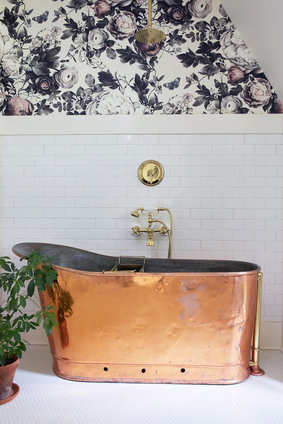 Nếu bạn thích một điều gì đó đặc biệt hơn, mới lạ hơn cho phòng tắm của mình thì có lẽ chiếc bồn tắm bằng đồng phong cách cổ điển này sẽ khiến bạn cảm thấy thích thú hơn cả. 