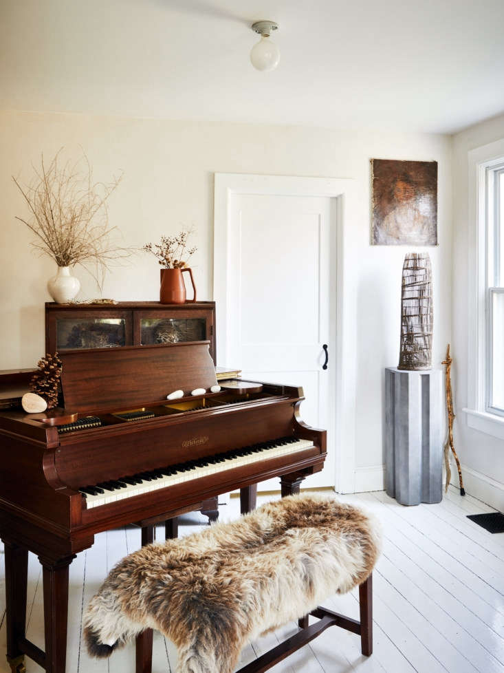 Cạnh phòng khách là khu vực bố trí cây đàn piano kỷ niệm. Jonathon chia sẻ, cây đàn này thuộc về ông bà cố của anh, nó được truyền từ đời này khác trong gia đình.