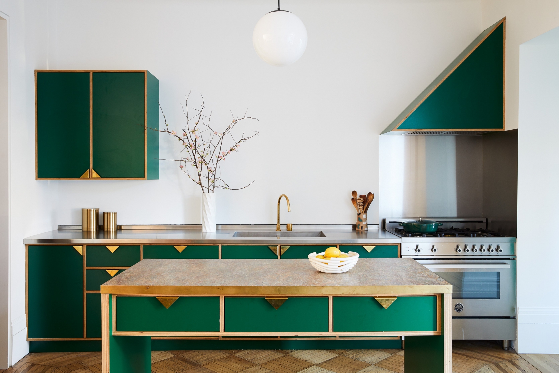 Dù thiết kế theo phong cách cổ điển hay hiện đại thì màu xanh ngọc lục bảo cũng có thể làm toát lên vẻ đẹp bạn mong muốn. Và phòng bếp tối giản này là minh chứng cho nhận xét trên khi lấy sắc màu làm điểm nhấn thay cho nội thất.