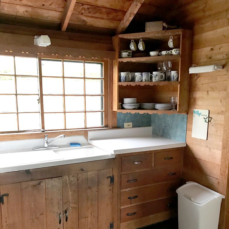  Việc sử dụng toàn nội thất gỗ với một tone màu khiến phòng bếp nhàm chán, nhìn vào cũng rất cũ kỹ.