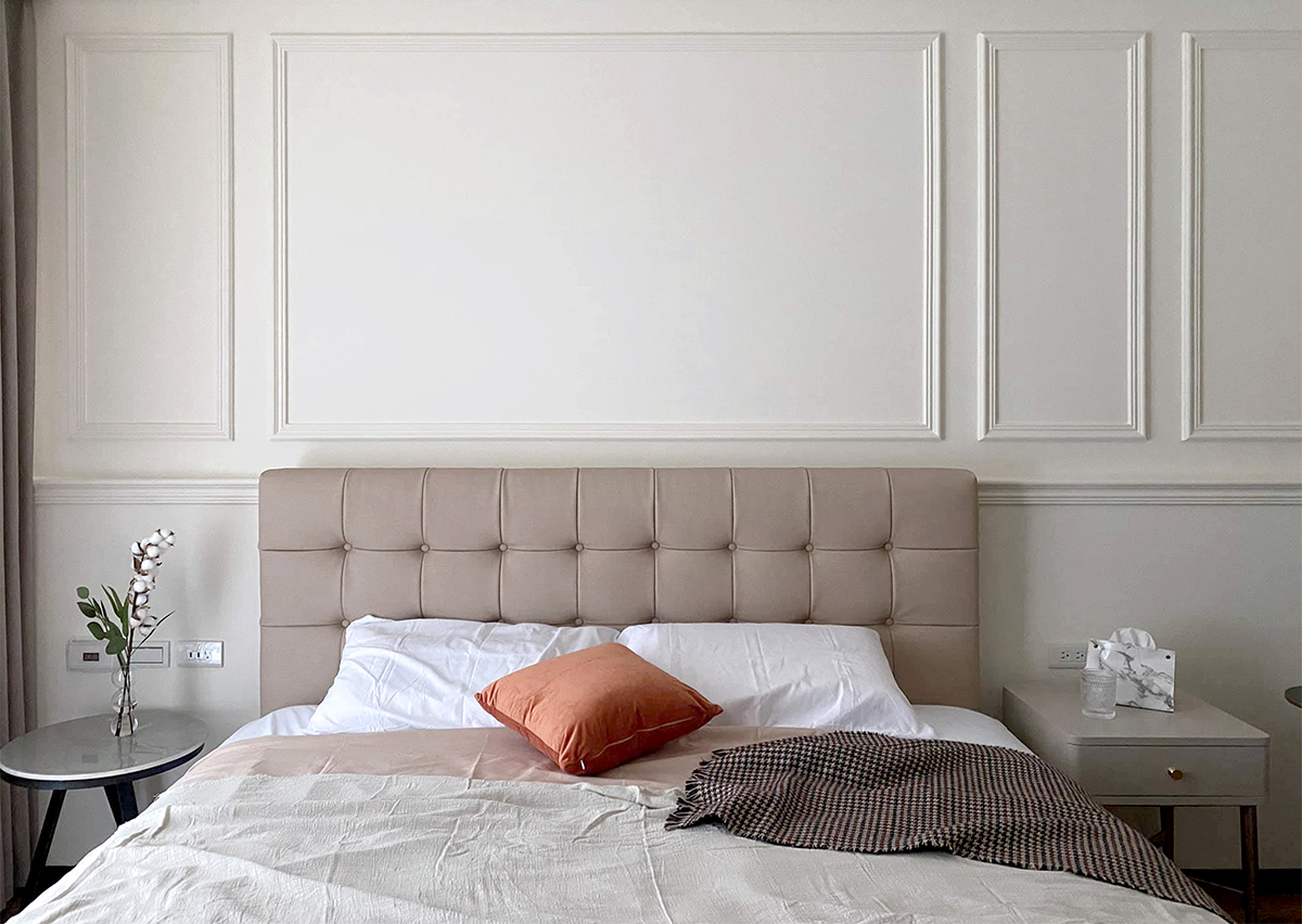 Phào chỉ trên tường cùng bọc đầu giường theo phong cách cổ điển, sắc màu trang nhã. Hai chiếc táp đầu giường hình tròn và hình vuông bố trí cân xứng nhau.