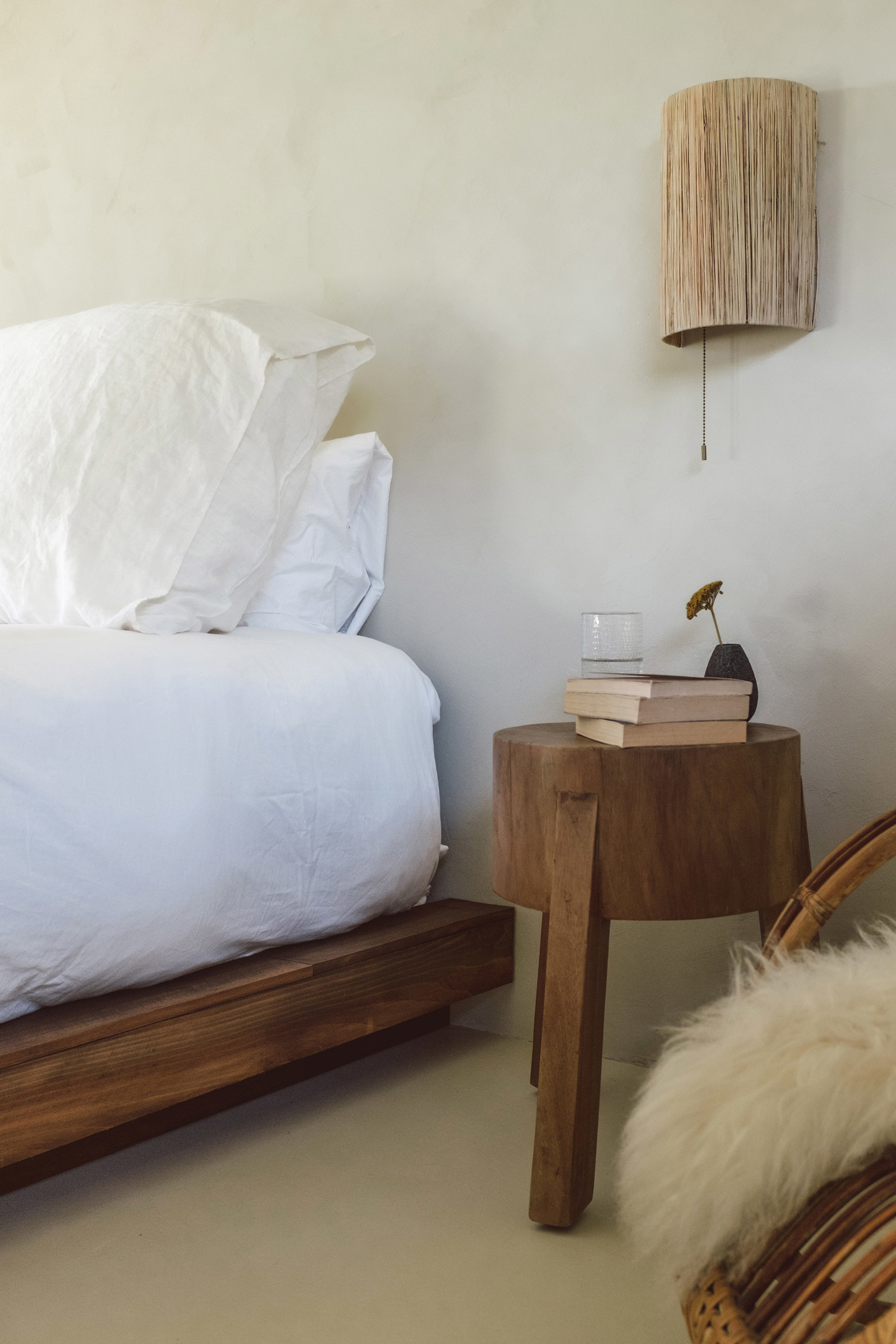 Phòng ngủ dành cho khách với nội thất bằng gỗ và mây tre đan mộc mạc, vẫn là phong cách tối giản đúng chuẩn của người dân xứ mặt trời mọc. Một vài cuốn sách đặt trên táp đầu giường bằng gỗ với đèn gắn tường cung cấp ánh sáng dịu nhẹ.
