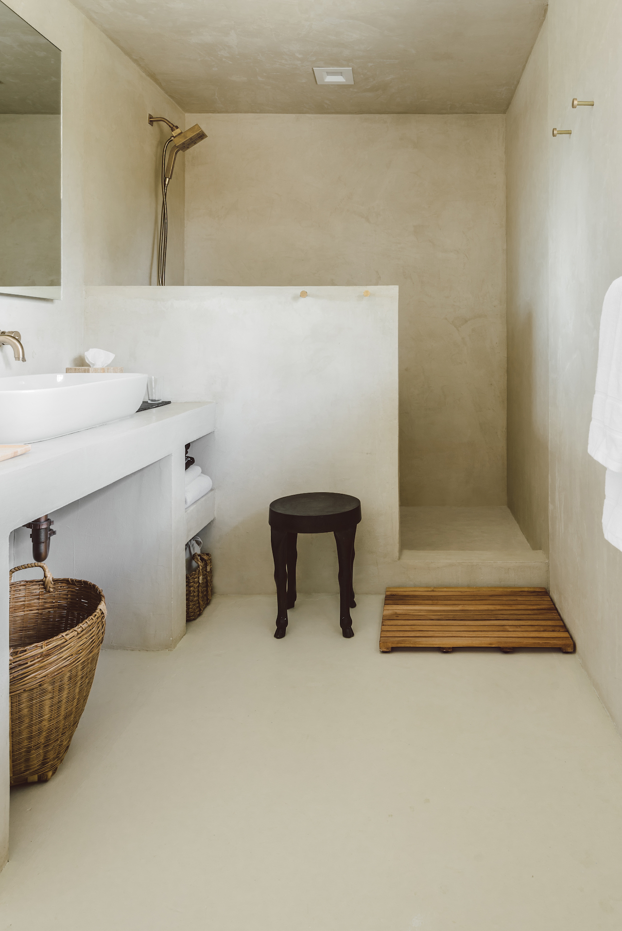 Phòng tắm và nhà vệ sinh cũng sử dụng các tone màu trung tính kết hợp nội thất vật liệu tự nhiên để thiết kế. Một bức tường lưng chừng được xây dựng để tạo sự riêng tư và phân vùng buồng tắm đứng với khu vực toilet, bồn rửa.