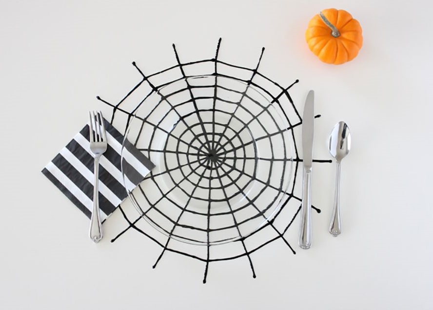 Tiếp tục là ý tưởng từ những chú nhện nhưng lần này bạn sẽ sử dụng hình ảnh mạng nhện để trang trí bàn ăn trong bữa tiệc đêm Halloween.