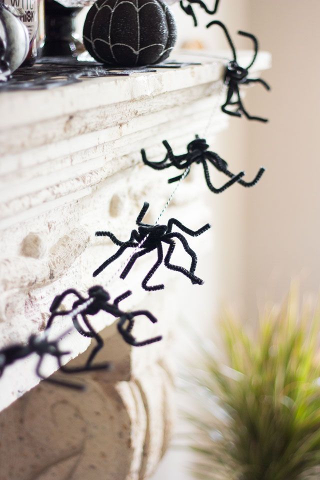 Tạo một kiểu trang trí đáng sợ xung quanh lò sưởi giả hoặc khu vực kệ tivi, bàn ăn, khung cửa sổ,... bằng những chú nhền nhện được uốn từ dây kim loại màu đen.