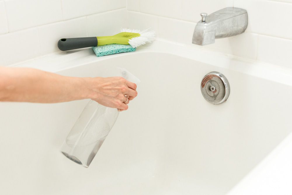 Sử dụng chất tẩy rửa đa năng hoặc chất làm sạch bồn tắm chuyên dụng để vệ sinh nội thất bồn tắm. 
