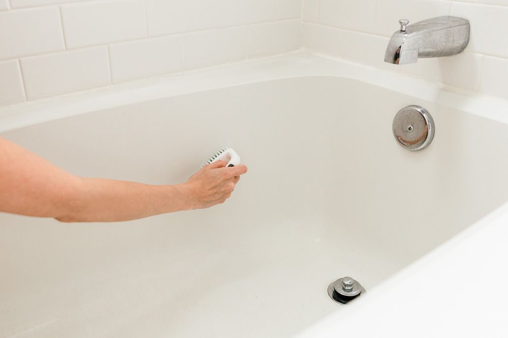 Kỳ cọ kỹ càng bàn bàn chải lớn để loại bỏ vòng ố vàng xung quanh bề mặt bên trong bồn tắm.