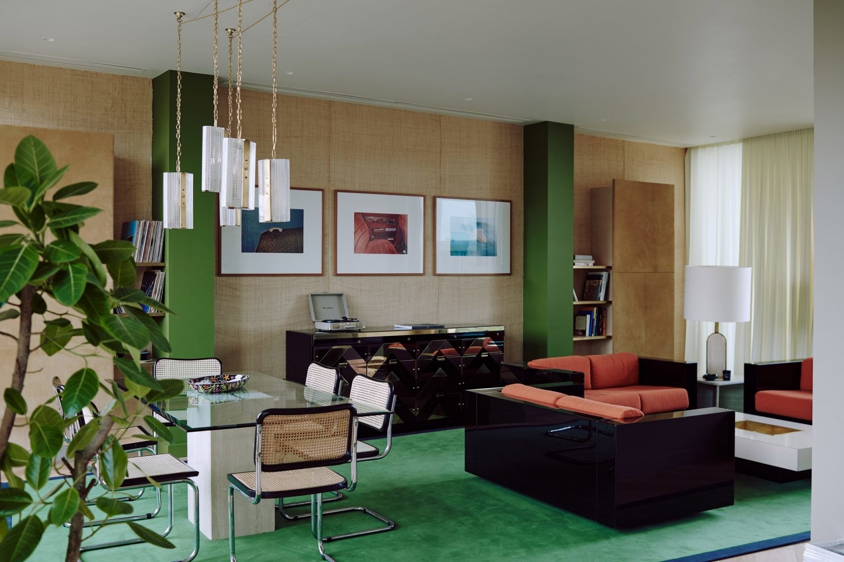 Màu xanh lá cây trẻ trung, màu đỏ quyến rũ, sắc nâu gỗ ấm áp và màu đen bí ẩn là các tone màu trang trí giúp NTK nội thất 'tạo khối' cho phòng khách hiệu quả. 