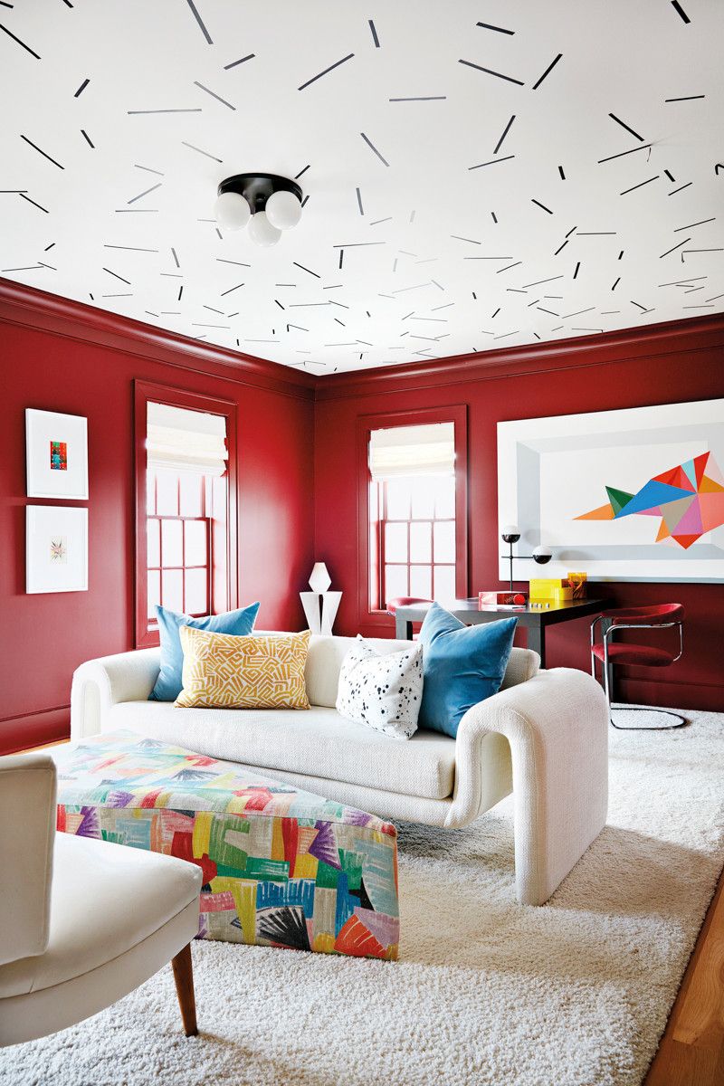Phòng khách trong ngôi nhà chàng họa sĩ, và chẳng có gì ngạc nhiên khi anh ấy lựa chọn rất nhiều họa tiết và màu sắc sống động giữa phông nền trắng - đỏ quyến rũ!
