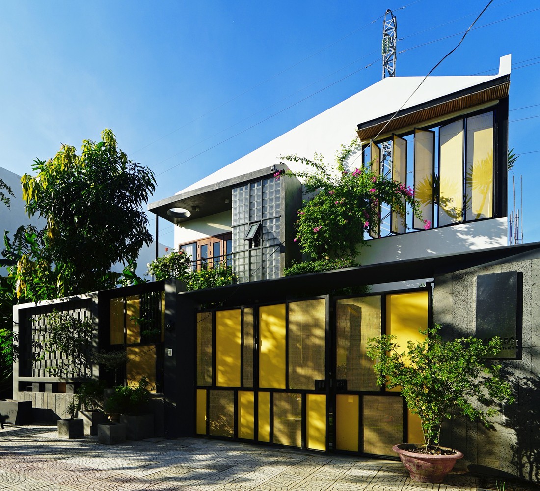 Hoa’ House: Nhà phố Đà Nẵng với bể bơi mát rượi cùng cầu thang sắc xanh bạc hà làm điểm nhấn - Ảnh 1