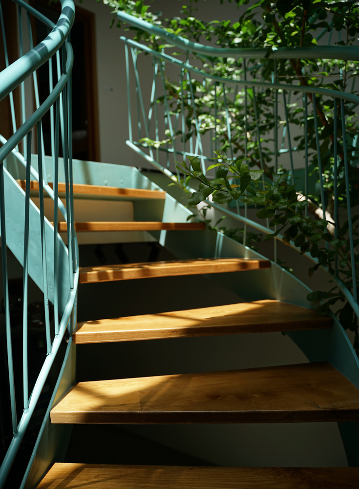 Bên trong, chiếc cầu thang uốn lượn nhẹ nhàng nối tiếp các tầng nhà với nhau được sơn màu xanh bạc hà mang đến cảm giác trẻ trung và 'mát mắt' vô cùng.
