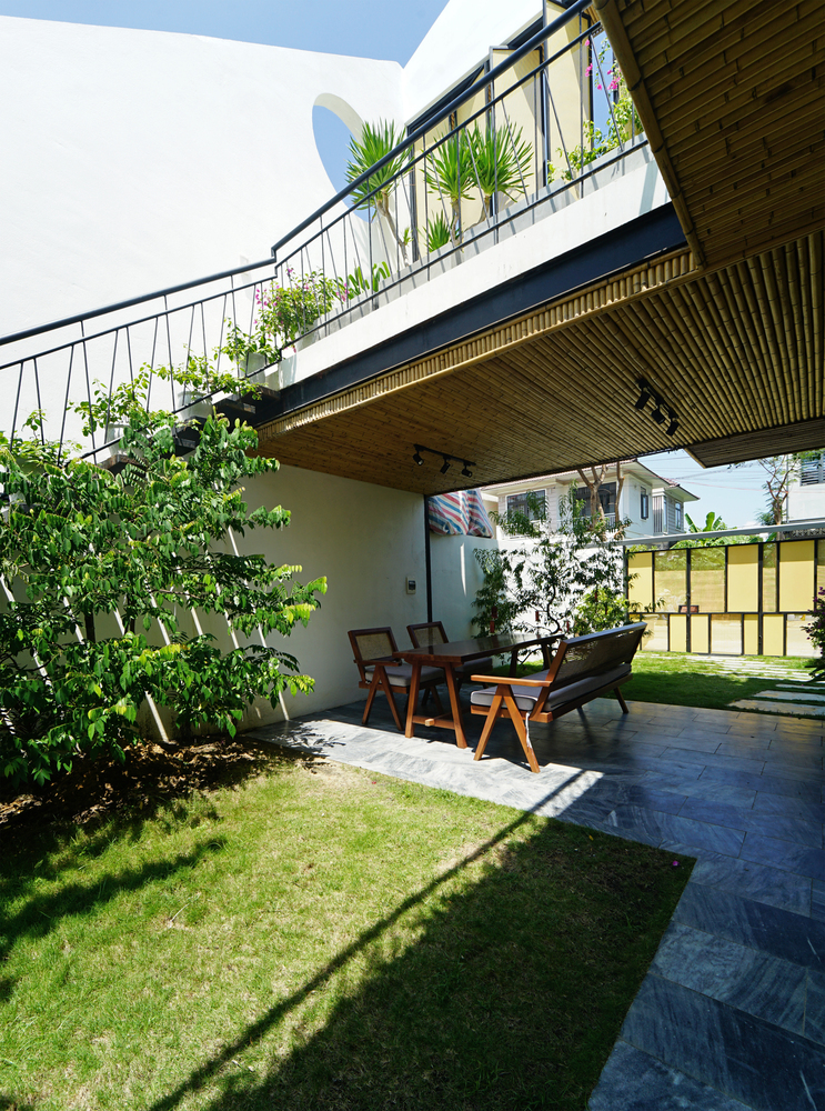Toàn bộ không gian đệm trong nhà cùng với không gian ngập tràn cây cỏ tươi xanh bên ngoài được tận dụng để tạo sự mát mẻ.