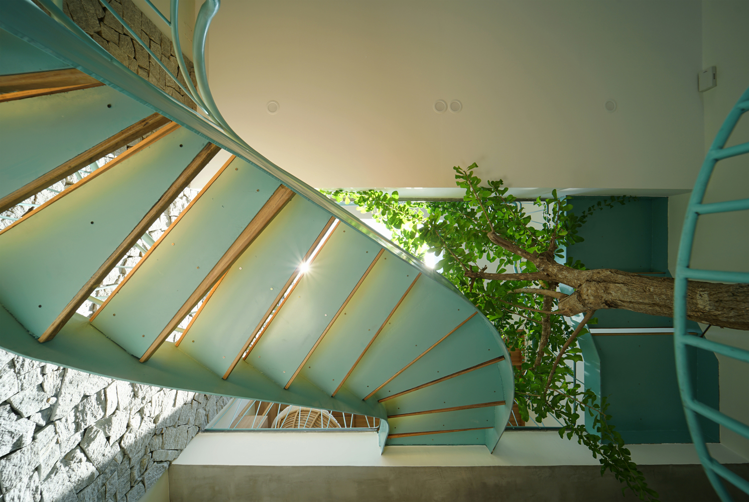 Hoa’ House: Nhà phố Đà Nẵng với bể bơi mát rượi cùng cầu thang sắc xanh bạc hà làm điểm nhấn - Ảnh 10