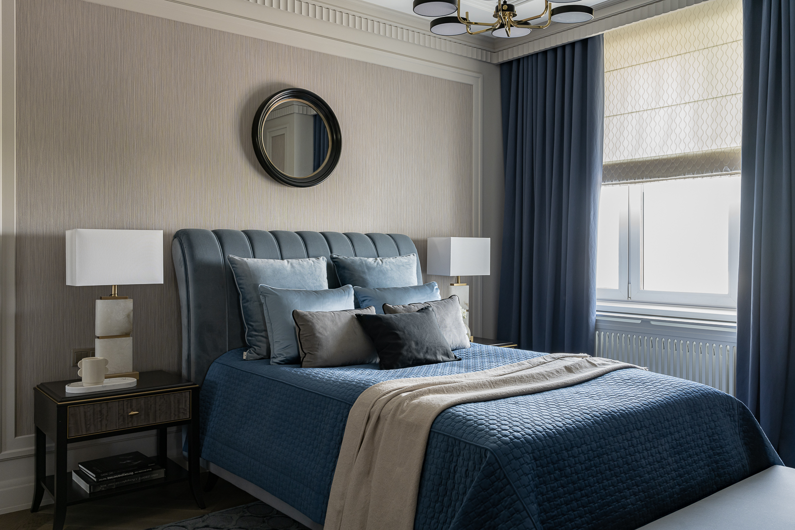 Phòng ngủ thứ nhất được thiết kế theo phong cách cổ điển với màu xanh lam kết hợp màu ghi của giấy dán tường. Táp đầu giường và đèn ngủ bố trí đối xứng cho căn phòng vẻ đẹp sang trọng.