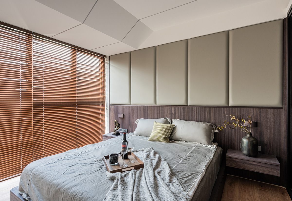 Phòng ngủ sang trọng với khu vực đầu giường kết hợp vật liệu da êm ái và gỗ mộc mạc. Táp đầu giường bố trí cân xứng và gắn tường để giải phóng diện tích sàn.
