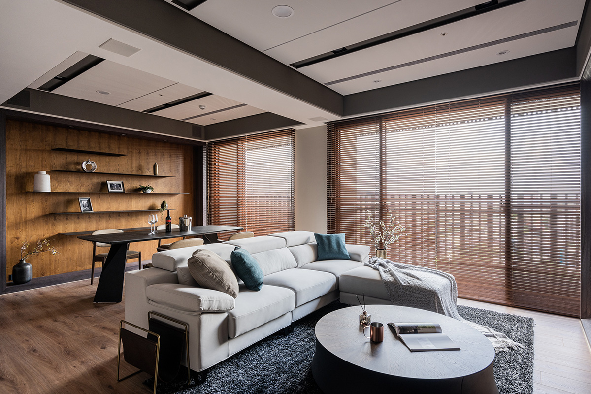 Các NTK ưu tiên lựa chọn nội thất gỗ với những gam màu đậm nhạt xen kẽ, kết hợp rèm sáo để có thể điều chỉnh lượng ánh sáng đón nhận từ cửa kính lớn vào phòng. 
