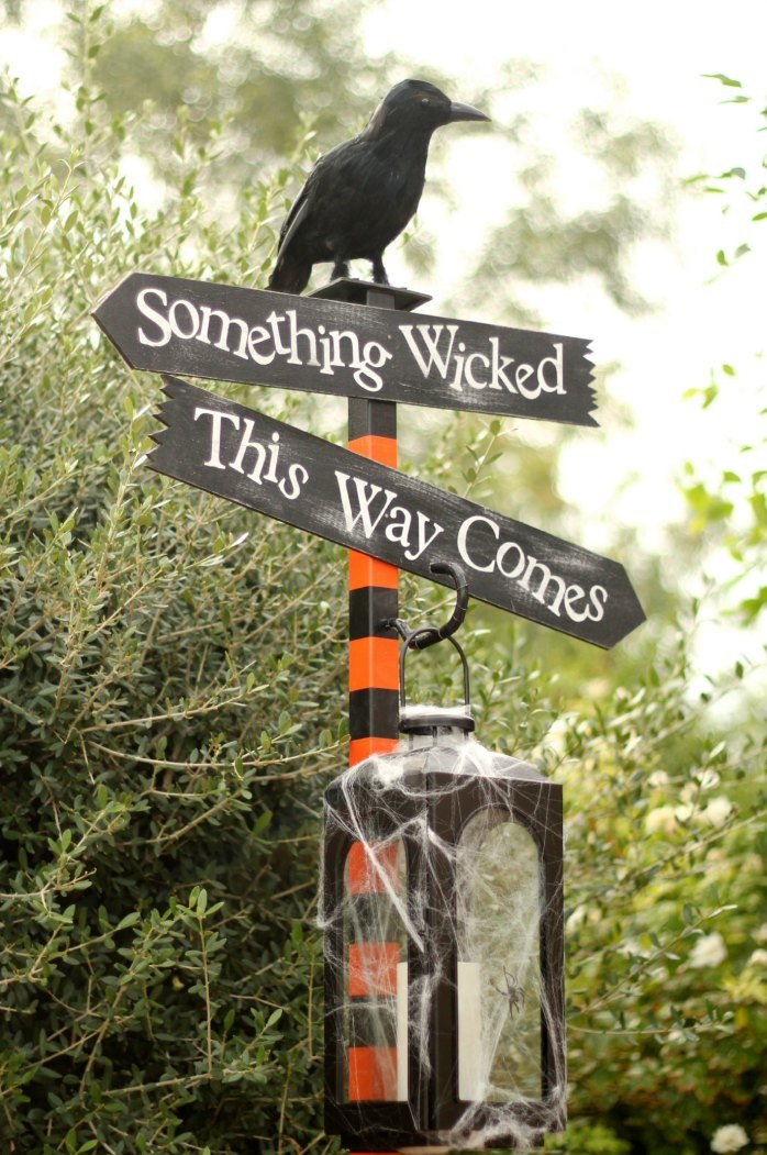 Tại sân vườn hay lối vào, nếu có chú quạ đen, chiếc đèn lồng phủ đầy mạng nhện kèm tấm bảng chỉ dẫn này thì hẳn là không khí Halloween đã bắt đầu chờ đón bạn.