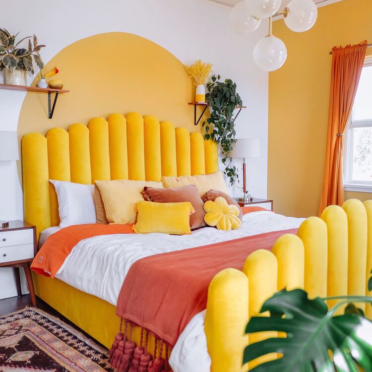 Phòng ngủ mùa Thu - Đông trở nên ấm áp hơn hẳn với những sắc thái của các tone màu nóng như cam, hồng, vàng,... Đặc biệt bức tường được sơn theo hình mái vòm tạo nên sự đồng điệu với khu vực đầu giường êm ái.
