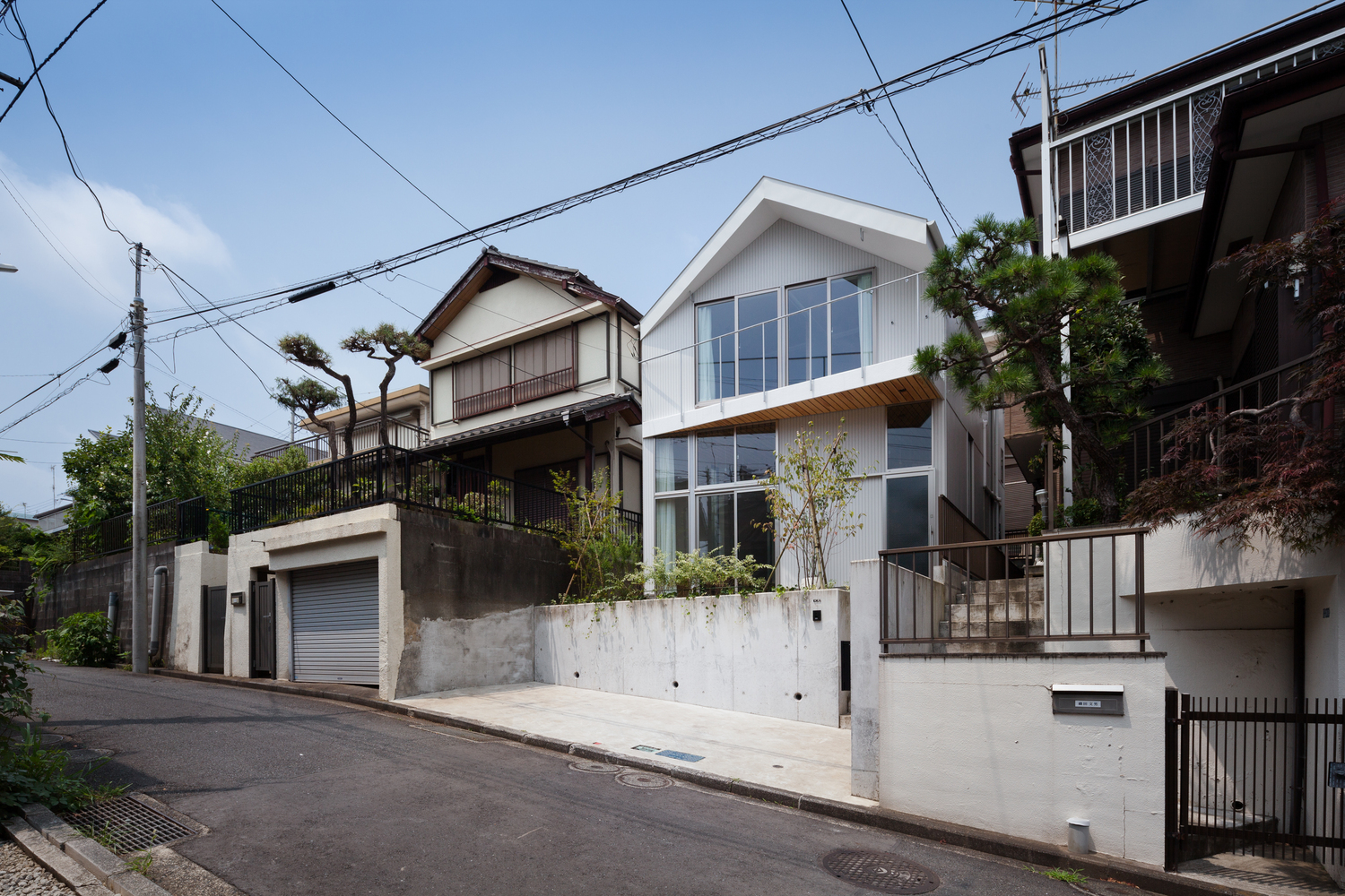 Ngôi nhà nhỏ xinh được xây dựng trên một khu đất diện tích 72m² tại khu dân cư vùng đồi núi, cách Yokohama khoảng 10 phút đi tàu.