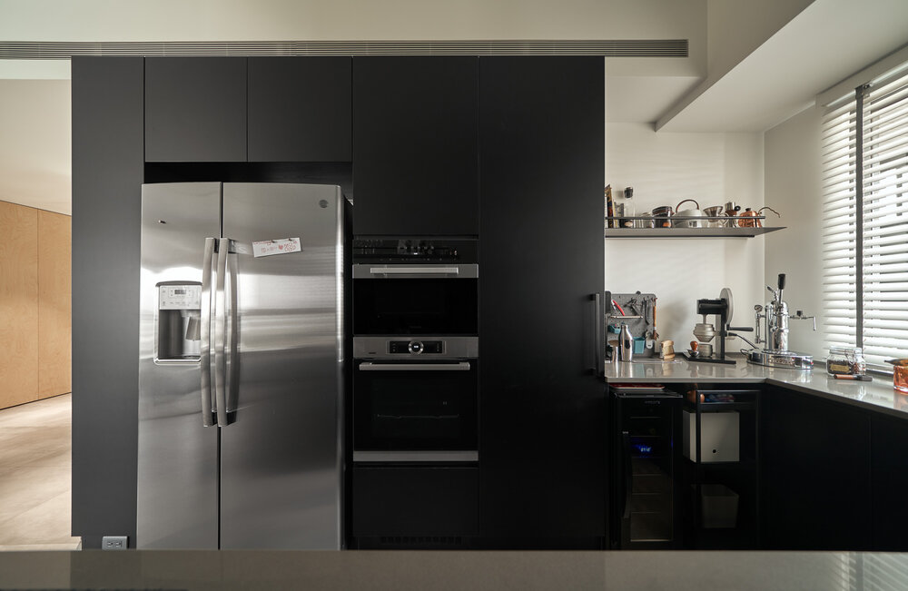 Một phòng bếp không quá rộng rãi nhưng được tối ưu hóa không gian bằng tủ lưu trữ kịch trần, hệ thống kệ mở và gần như không thiếu thiết bị nấu nướng cơ bản nào.