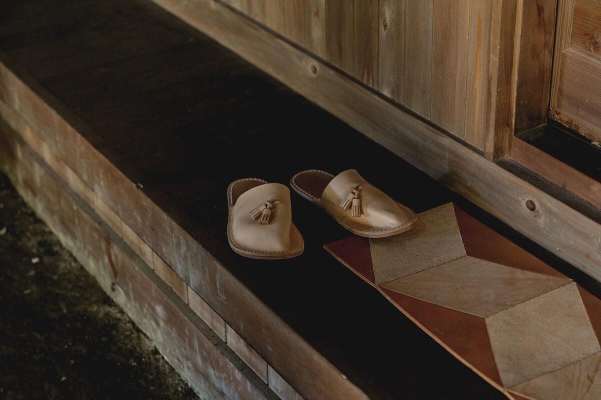 Ryo Kashiwazaki là một nhà thiết kế đồng thời sở hữu thương hiệu giày da theo phương pháp thủ công, kiểu dáng truyền thống. Vì vậy ngôi nhà cổ xưa kết nối với cảm xúc của anh ngay từ cái nhìn đầu tiên.
