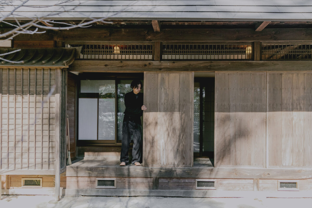 Hiên nhà là một trong những nét duyên dáng nhất của ngôi nhà truyền thống Nhật Bản. Cửa trượt Shoji đã hiện hữu tại đây qua hơn 100 mùa mưa nắng.