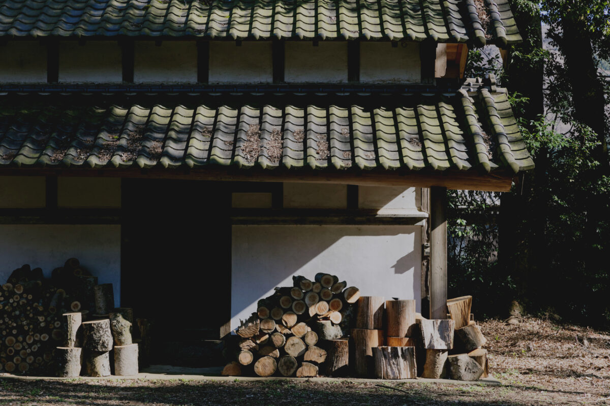 Sân sau của ngôi nhà là nơi chất rất nhiều gỗ, Ryo và các con sẽ ra đây cùng nhau chặt củi mang vào cho mẹ làm bếp.