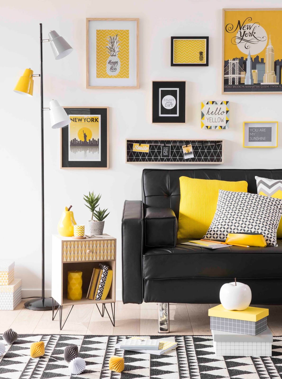 Phòng khách tuy hạn chế bảng màu là vàng và đen trên phông nền trắng nhưng vẫn vô cùng nổi bật nhờ sofa bọc da mềm mại cùng các chi tiết nhấn nhá màu vàng rực.