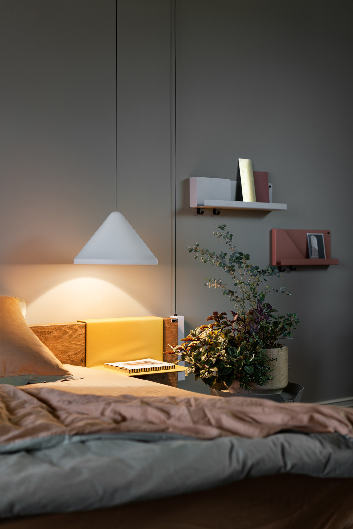 Phòng ngủ là không gian thư giãn, nghỉ ngơi cuối ngày, chính vì thế ánh sáng lựa chọn nên là ánh sáng vàng ấm. Chiếc đèn thả trần mảnh mai hình nón này thực sự là một lựa chọn tuyệt vời cho không gian ấm cúng.