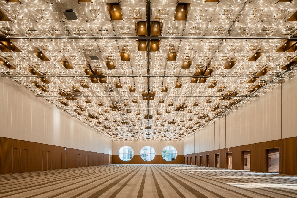 Sảnh ballroom ấn tượng được phủ bởi gần 500 chiếc đèn rực sáng, vừa choáng ngợp vừa sang trọng vô cùng!