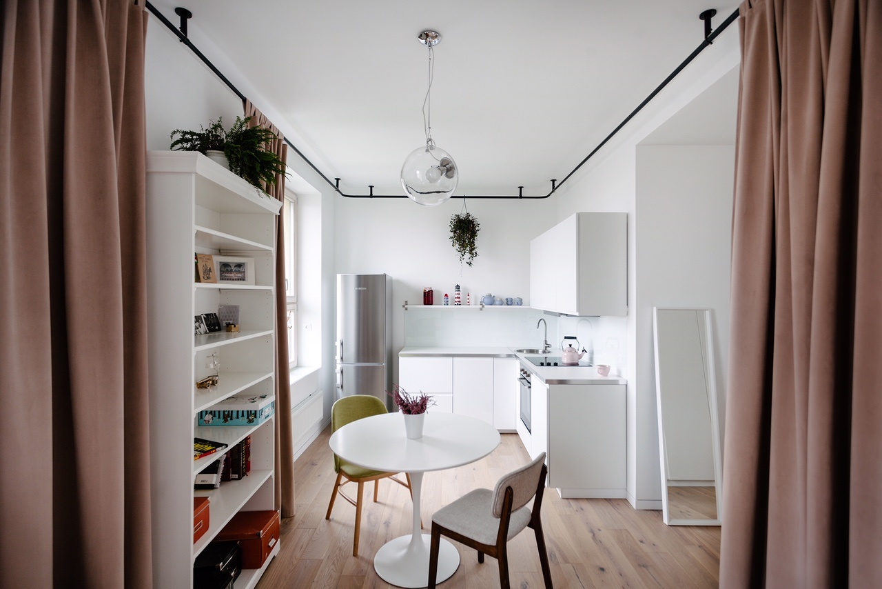 KTS đã quyết định lựa chọn giải pháp thiết kế mở cho căn hộ có bố cục hình chữ nhật này, bao gồm phòng khách, bếp, khu vực ăn uống.