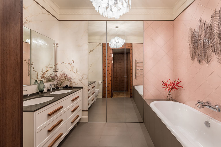Phòng tắm với bức tường ốp gạch màu hồng phấn siêu đẹp, kết hợp cửa gương, đôi ba lọ hoa trang trí và cả chiếc đèn chùm bằng pha lê càng tôn thêm phần lộng lẫy.