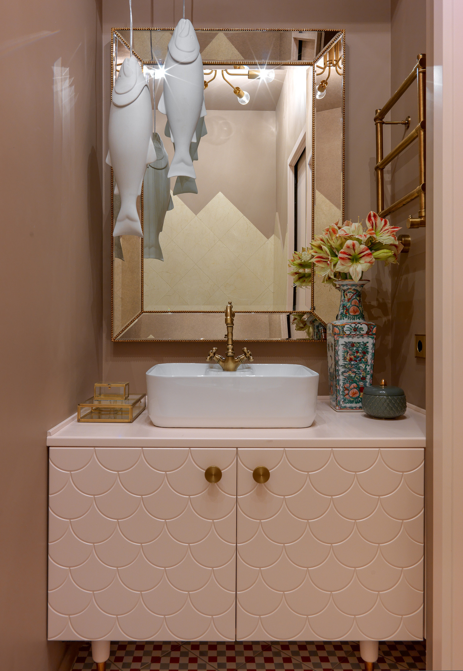 Hình ảnh bắt mắt tại khu vực bồn rửa phòng tắm với chiếc tủ vanity màu hồng phấn họa tiết vảy cá ấn tượng, tone màu hồng đậm hơn ở bức tường để tạo sự nổi bật.
