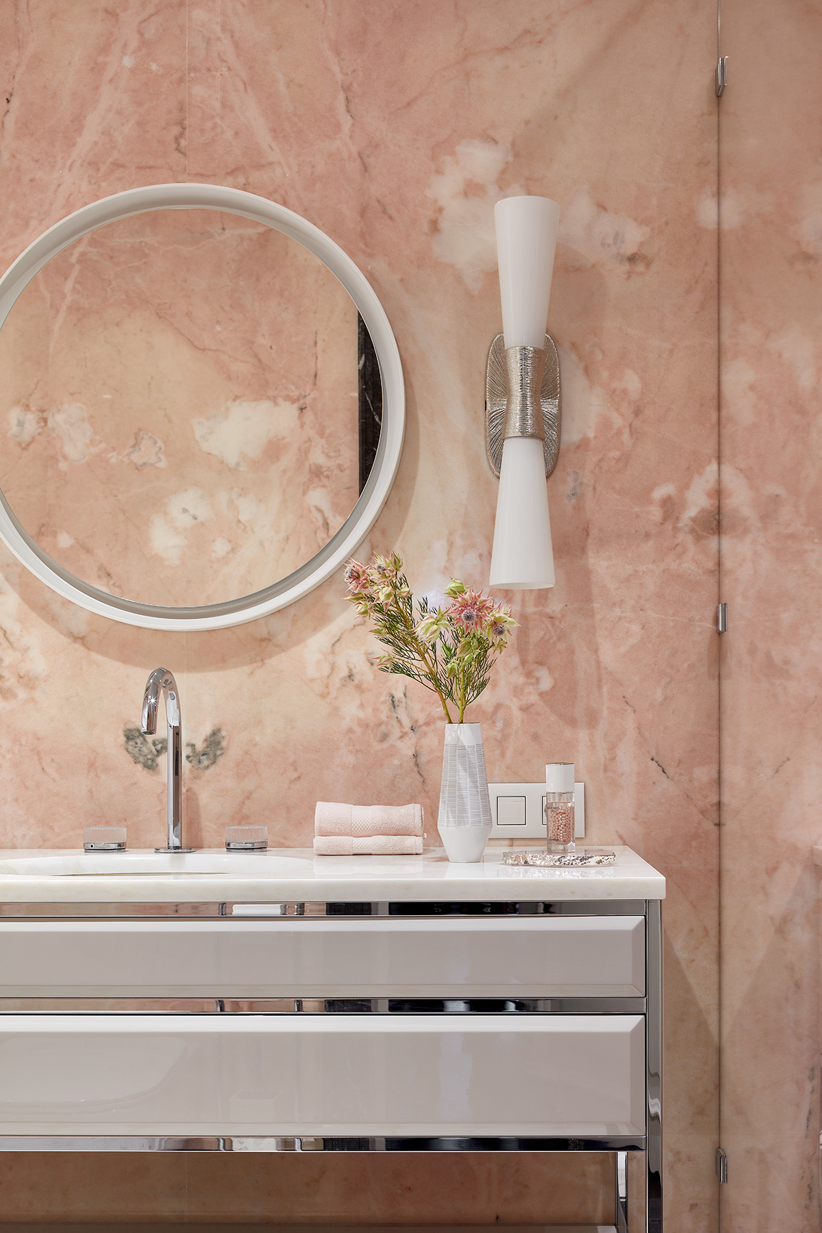 Bức tường đá sắc hồng pastel dịu dàng với những đường vân màu trắng đẹp như áng mây bồng bềnh, cho không gian phòng tắm đẹp hơn cả một bức tranh nghệ thuật.