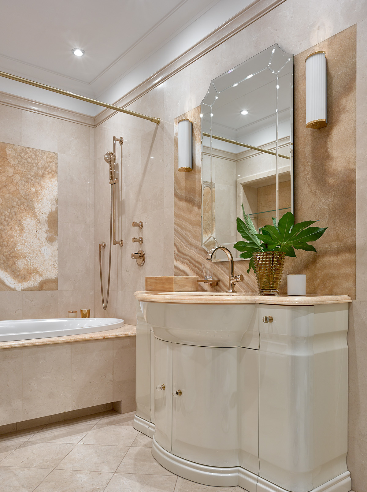 Khu vực tường, sàn và gạch ốp bồn tắm màu hồng phấn khi kết hợp với sắc nâu trầm ấm và những chi tiết kim loại mạ vàng đồng càng tăng thêm phần sang trọng.