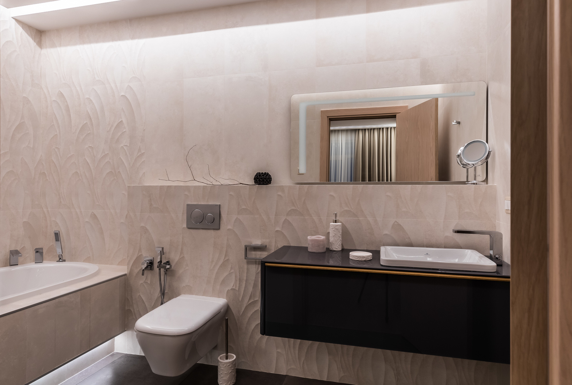 Để tạo vẻ đẹp sống động cho phòng tắm ít màu sắc, NTK nội thất đã chọn loại gạch ốp tường có đường vân nổi, trông cực kỳ 'nịnh mắt' trên phông nền hồng nhạt.