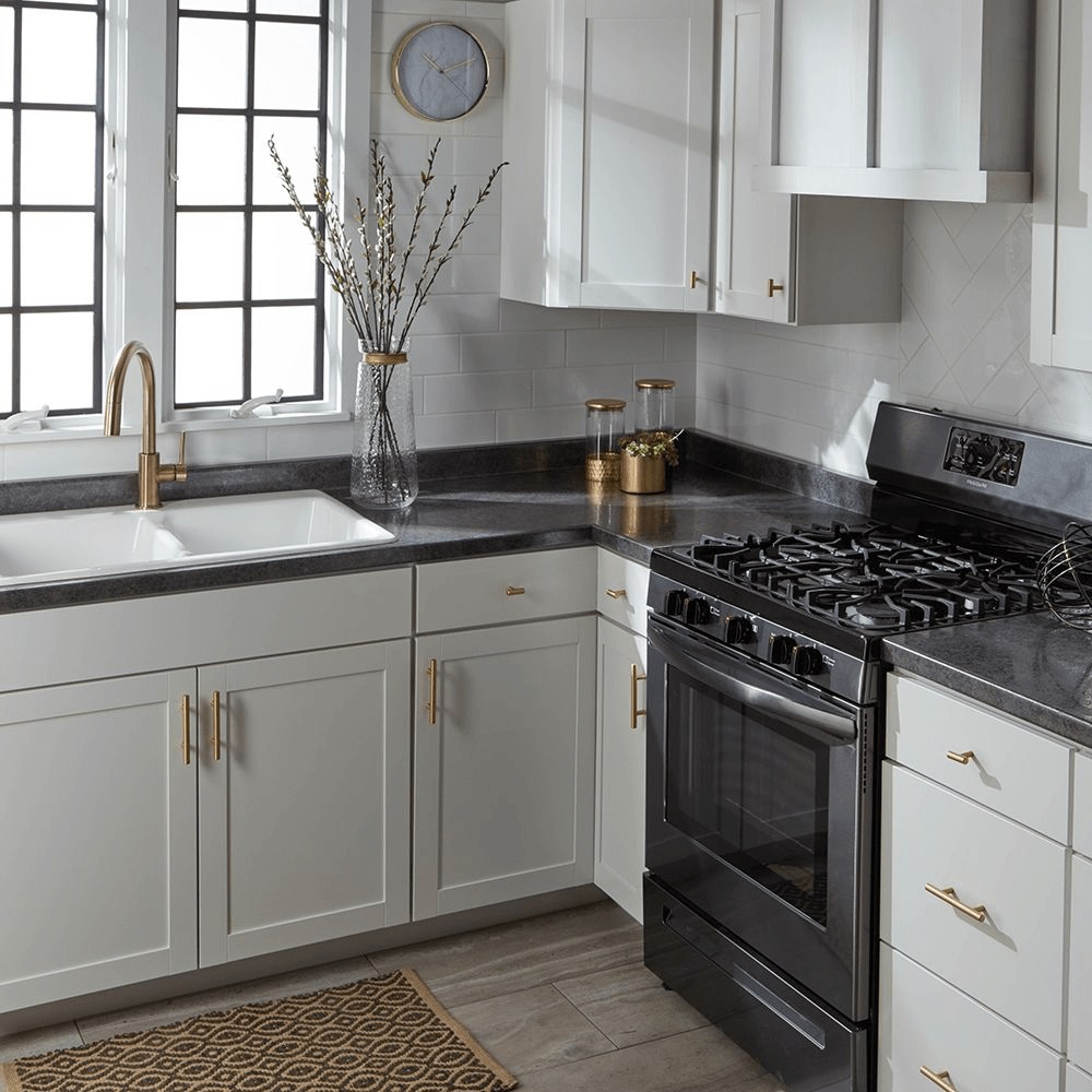 Mặt bàn bếp màu đen có góp phần tạo nên phong cách sang trọng, tính thẩm mỹ cho không gian nấu nướng.