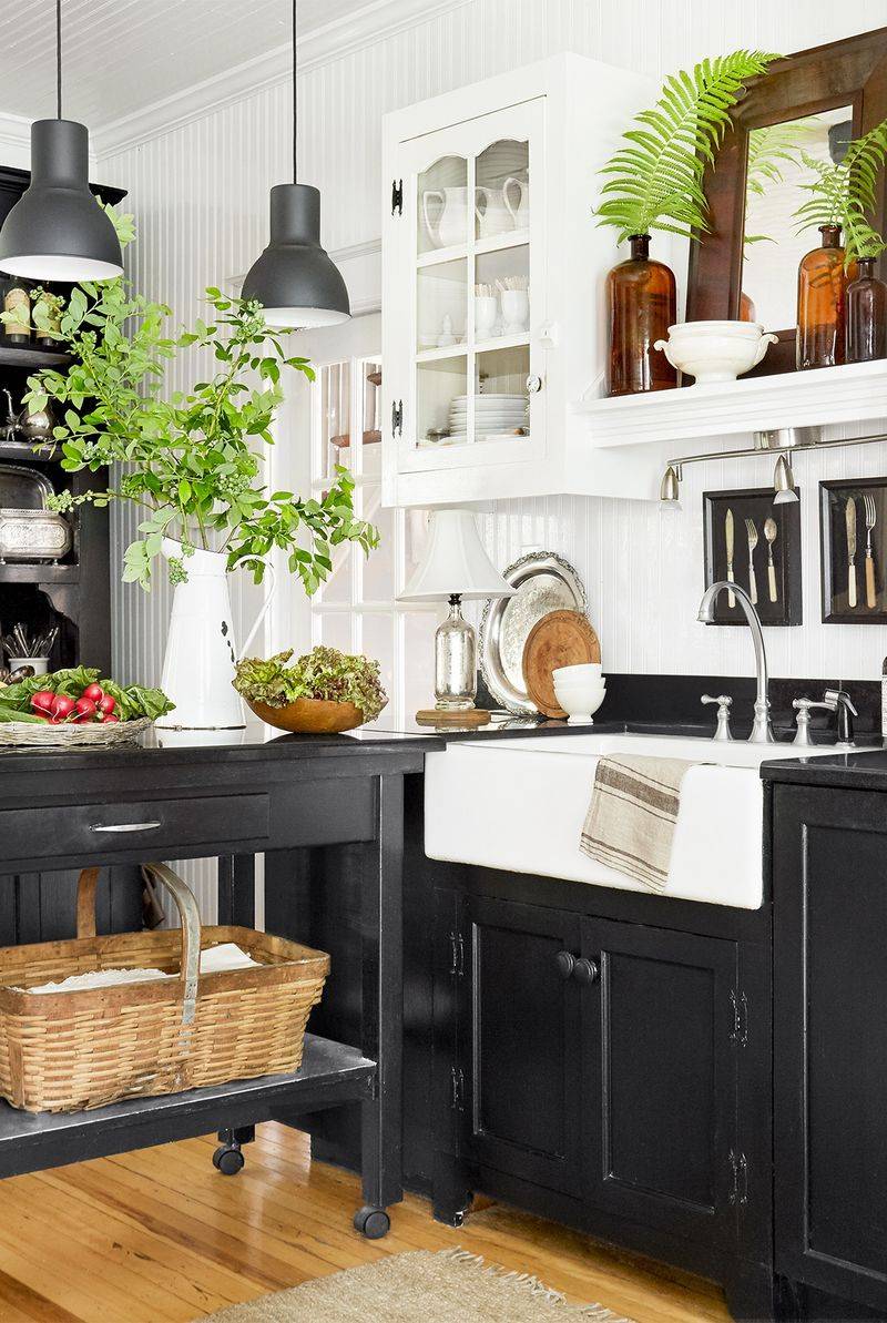 Gam màu này tạo được sự tương phản với nội thất trong phòng bếp, khiến không gian có chiều sâu hơn. 