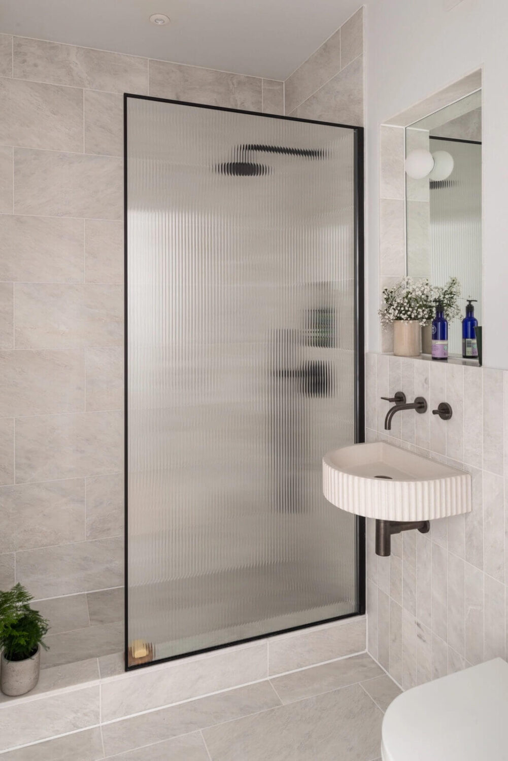 4 màu gạch tuyệt vời giúp phòng tắm nhỏ trở nên đẹp và rộng hơn - Ảnh 3