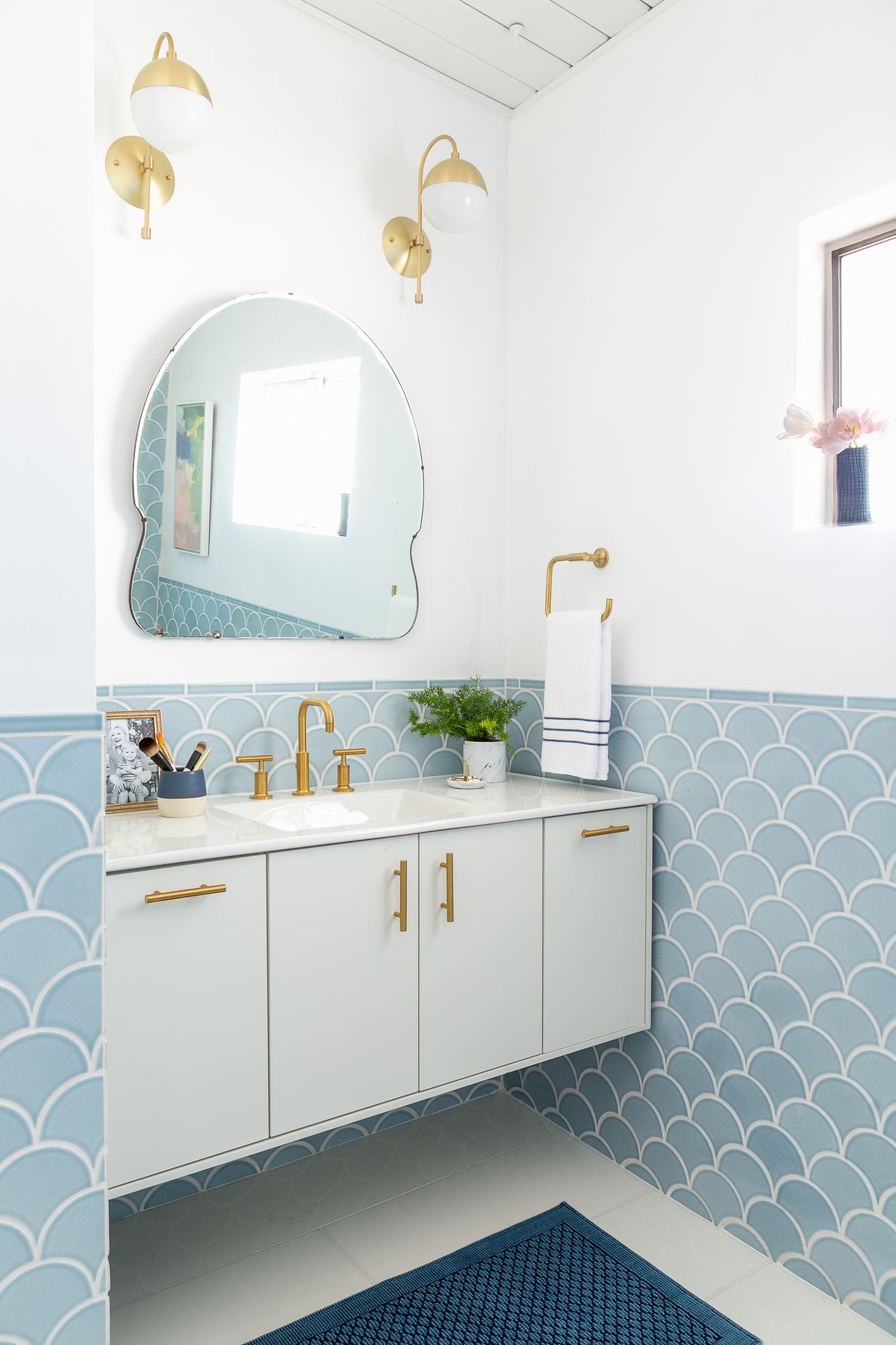 Gạch ốp lát xanh lam nhạt, đặc biệt là kiểu gạch vảy cá, là ý tưởng trang trí tuyệt vời cho phòng tắm 'khiêm tốn'.