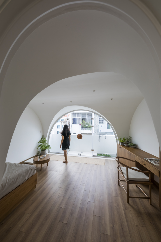 Ý tưởng sử dụng mái vòm kết hợp cửa kính giúp con người bên trong ngồi nhà kết nối với không gian bên ngoài một cách dễ dàng hơn, dù ở bất cứ khu vực nào.