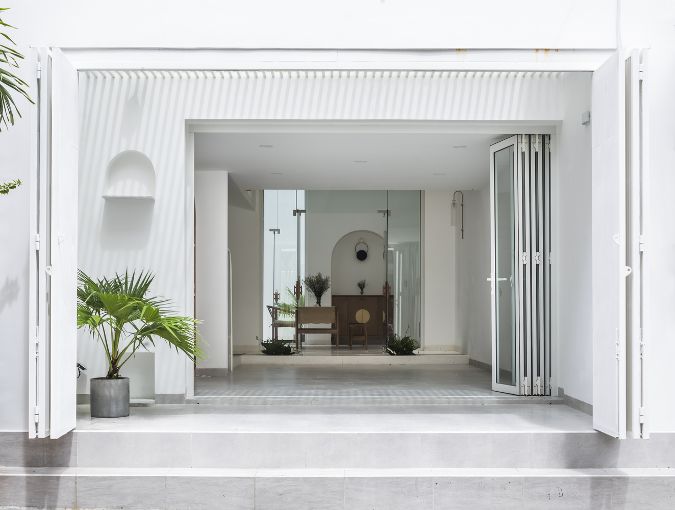 Những bậc tam cấp dẫn lối chúng ta vào thăm ngôi nhà thiết kế theo phong cách tối giản kết hợp nội thất hơi hướng văn hóa Trung Hoa giữa lòng Sài Thành.